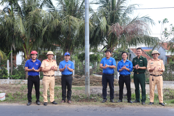 Các đơn vị khánh thành công trình “Đường hoa thanh niên”.