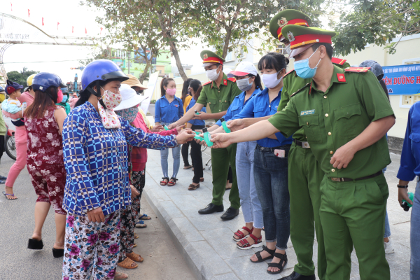 Người dân đến nhận nước rửa tay khô sát khuẩn.