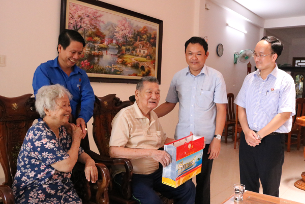 Thường trực Tỉnh Đoàn Phú Yên thăm và tặng quà cho đồng chí cựu cán bộ Đoàn qua các thời kỳ.