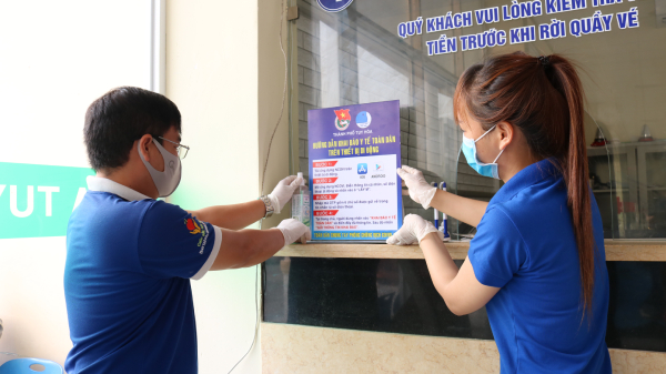 Cán bộ Đoàn, đoàn viên lắp đặt “Bảng tuyên truyền khai báo y tế toàn dân” tại Ga Tuy Hòa.