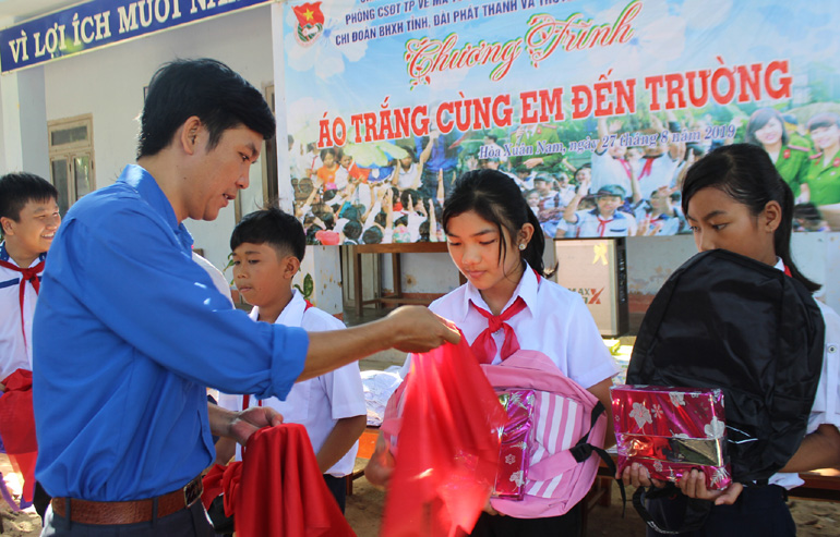 ĐVTN tặng quà tiếp sức đến trường cho các học sinh của Trường tiểu học và THCS Lê Thánh Tôn, huyện Đông Hòa.