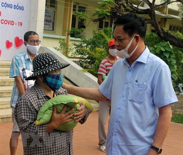 Đồng chí Huỳnh Tấn Việt, Bí thư Tỉnh ủy, Chủ tịch HĐND tỉnh Phú Yên phát gạo cho người nghèo.