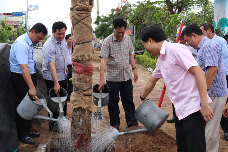 Các đồng chí lãnh đạo trồng cây xanh tại công viên Trường Thịnh