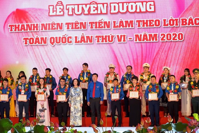 Đồng chí Trương Thị Mai - Ủy viên Bộ Chính trị, Bí thư T.Ư Đảng, Trưởng Ban Dân vận Trung ương và đồng chí Lê Quốc Phong - Ủy viên dự khuyết BCH TW Đảng, Bí thư thứ nhất BCH T.Ư Đoàn trao tặng Chứng nhận Thanh niên tiến tiến làm theo lời Bác.