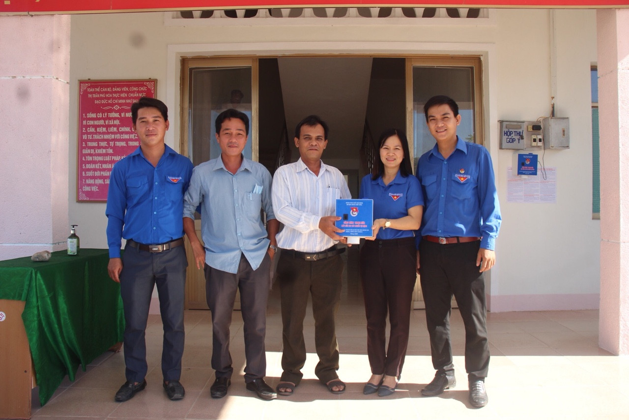 Huyện Đoàn trao tặng "Máy rửa tay sát khuẩn tự động" cho Trường Mầm non Thị trấn Phú Hòa
