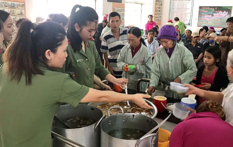 Tuổi trẻ Công an tỉnh phát cơm miễn phí cho bệnh nhân và người nhà tại Bệnh viện Đa khoa Phú Yên