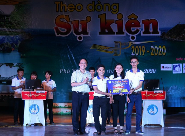 Đ/c Trần Minh Trí - Phó Bí thư Tỉnh Đoàn trao giải nhất vòng bán kết số 3 cho đội Trường THPT Ngô Gia Tự (TP. Tuy Hòa).