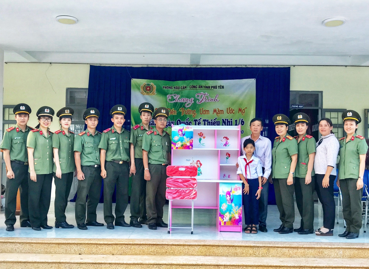 Tặng quà cho các em thiếu nhi trường Tiểu học Nguyễn Chí Thanh.