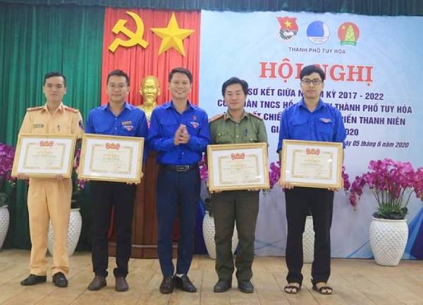 Phó Bí thư Tỉnh Đoàn, Chủ tịch Hội LHTN Việt Nam tỉnh Lương Minh Tùng trao bằng khen cho các tập thể, cá nhân có thành tích xuất sắc trong Tháng Thanh niên năm 2020.