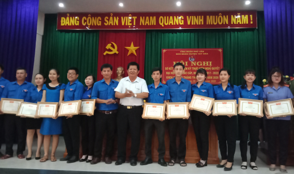 Trao giấy khen cho các tập thể có thành tích xuất sắc trong Tháng Thanh niên năm 2020.