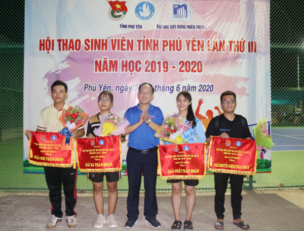 Phó Bí thư Tỉnh Đoàn, Chủ tịch Hội Sinh viên Việt Nam tỉnh Trần Minh Trí trao cờ toàn đoàn cho các đội.