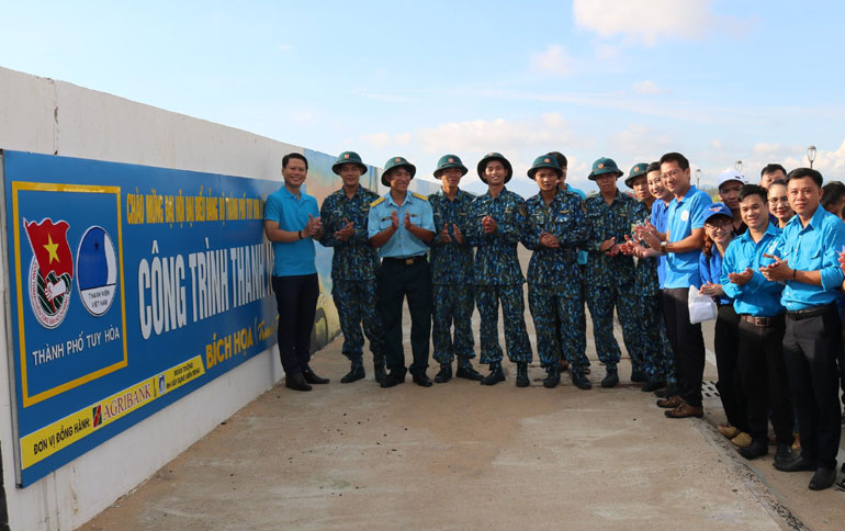 Thường trực Tỉnh Đoàn, Thành Đoàn và đoàn viên, thanh niên các đơn vị khánh thành công trình thanh niên “Tranh tường bích họa”.