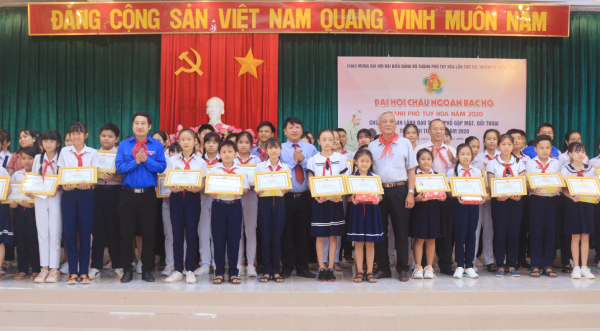 Tuyên dương đội viên xuất sắc đạt danh hiệu "Cháu ngoan Bác Hồ".          