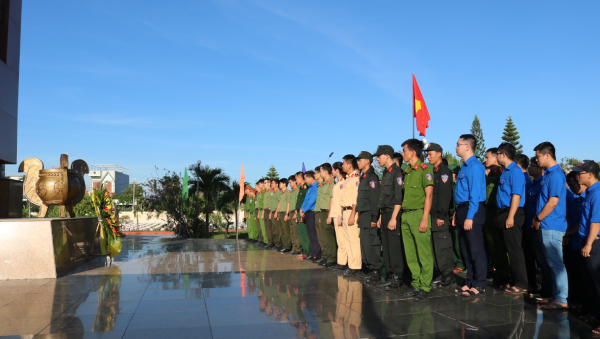 Cán bộ, đoàn viên, thanh niên tham gia tại lễ dâng hương.