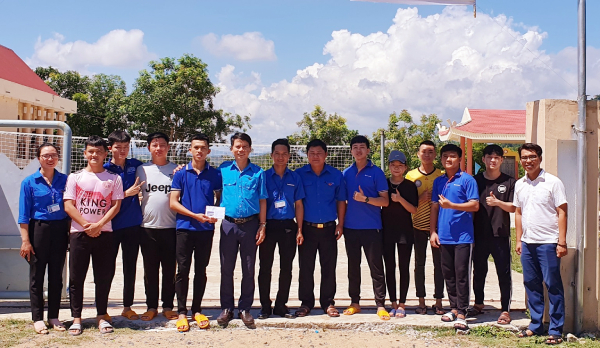 Phó Bí thư Tỉnh Đoàn, Chủ tịch Hội LHTN Việt Nam tỉnh Lương Minh Tùng (áo xanh của Hội) tặng quà và động viên các chiến sĩ tình nguyện.