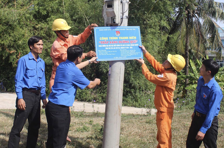 Đoàn viên thanh niên Đoàn khối Cơ quan, Doanh nghiệp tỉnh “thắp sáng đường quê”