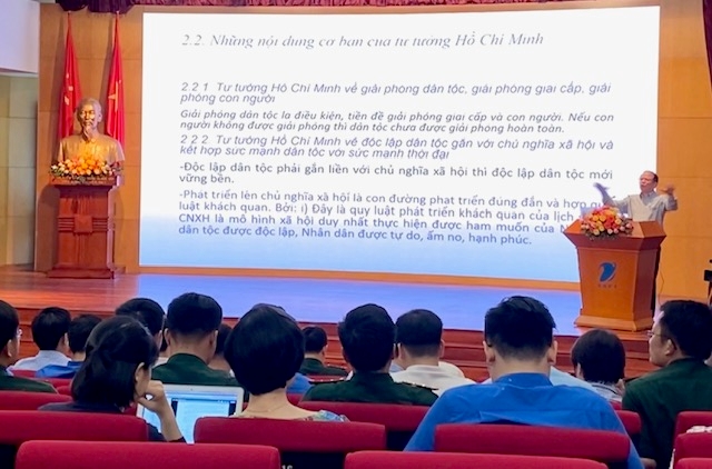 Chuyên gia truyền đạt chuyên đề: “Chủ nghĩa Mác - Lênin, tư tưởng Hồ Chí Minh và con đường đi lên chủ nghĩa xã hội ở Việt Nam” tới cán bộ Đoàn chủ chốt cấp trung ương, cấp tỉnh, huyện, đội ngũ báo cáo viên các cấp của Đoàn.