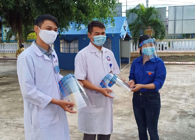 Đoàn thanh niên thị trấn Hai Riêng tặng kính chống giọt bắn cho Trung tâm Y tế huyện Sông Hinh.
