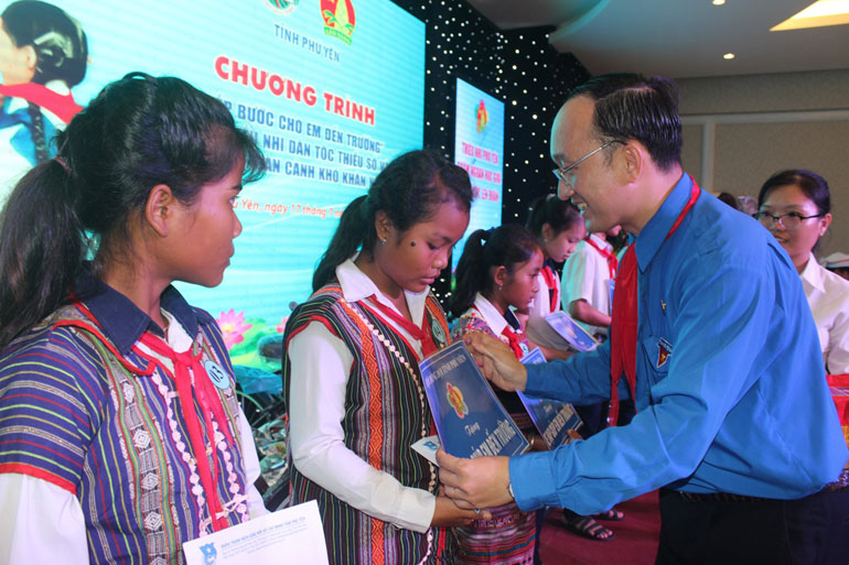 Phó Bí thư Tỉnh Đoàn Trần Minh Trí tặng quà “Tiếp sức đến trường” cho thiếu nhi người đồng bào dân tộc thiểu số vượt khó học tốt.