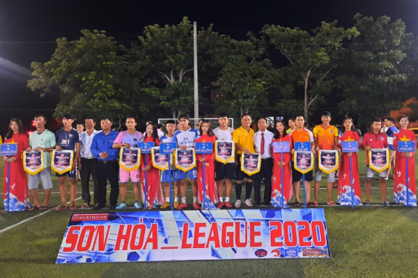 Ban Tổ chức trao cờ lưu niệm cho các đội bóng tham gia.