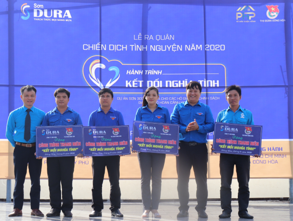 Lãnh đạo Công ty TNHH Sơn Dura Việt Nam và Thị Đoàn Đông Hòa trao bảng tượng trưng cho các địa phương có nhà sơn, sửa.