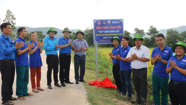 Thường trực Tỉnh Đoàn, lãnh đạo UBND huyện Phú Hòa cùng các đơn vị khánh thành công trình thanh niên “Thắp sáng đường quê”.