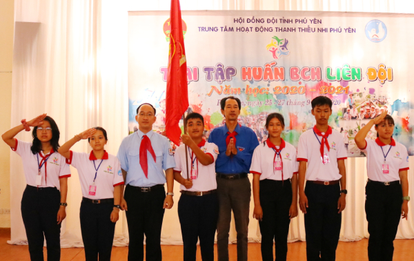 Chủ tịch Hội đồng Đội tỉnh Trần Minh Trí gắn huy hiệu, trao cờ Đội cho các thành viên nằm trong Ban Chỉ huy liên đội tạm thời trong Trại tập huấn kỹ năng.