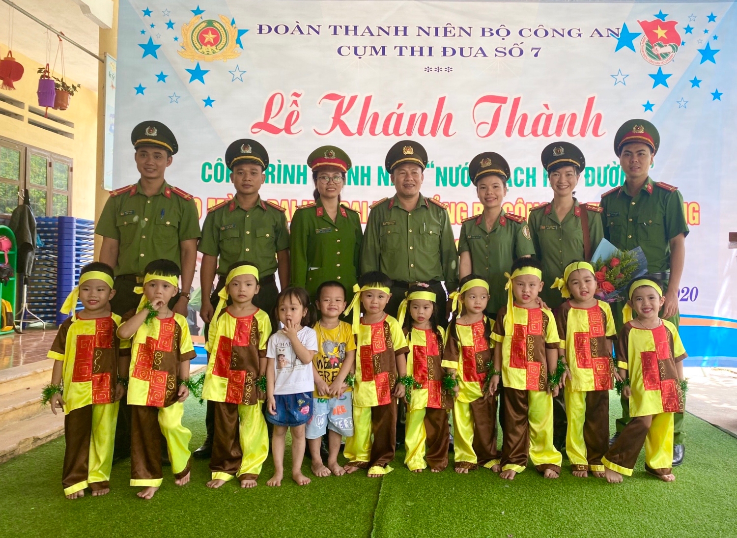Đoàn thanh niên Công an tỉnh Phú Yên cùng các đơn vị khánh thành và trao tặng công trình “Nước sạch học đường” tại Trường Mẫu giáo Hoa Anh Đào.
