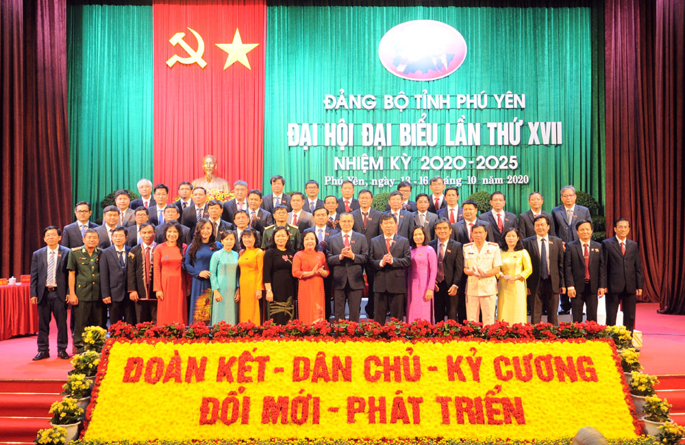 Ban Chấp hành Đảng bộ tỉnh khóa XVII ra mắt đại hội.