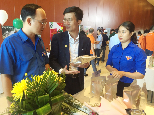Phó Bí thư Tỉnh Đoàn, Chủ tịch Hội Sinh viên Việt Nam tỉnhTrần Minh Trí tham qua sản phẩm của các bạn trẻ đăng ký gọi vốn đầu tư.
