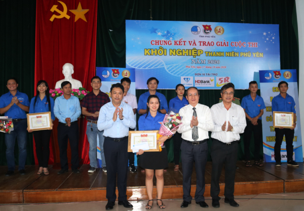 Phó Chủ tịch UBND tỉnh Phan Đình Phùng và Ban Tổ chức trao giải nhất cho Nguyễn Thị Lan Trinh.