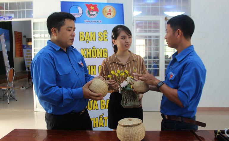 Tác giả Nguyễn Anh Quân (bìa phải) chia sẻ về ý tưởng phát triển làng nghề truyền thống dệt chiếu cói kết hợp du lịch trên vùng đầm Ô Loan.