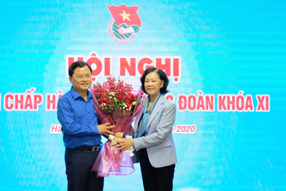Đồng chí Trương Thị Mai, Ủy viên Bộ Chính trị, Bí thư Trung ương Đảng, Trưởng Ban Dân vận Trung ương - tặng hoa chúc mừng