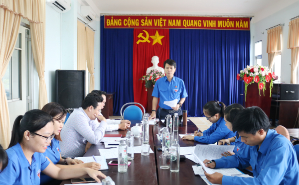 Đ/c Lương Minh Tùng - Phó Bí thư Tỉnh Đoàn, Trưởng đoàn kiểm tra phát biểu tại buổi kiểm tra, giám sát Huyện Đoàn Phú Hòa.