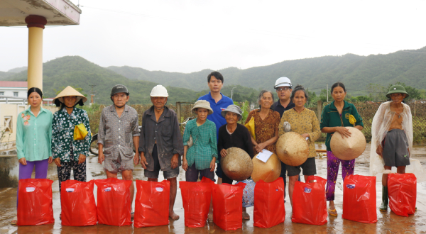 Thường trực Tỉnh Đoàn cùng đại diện Báo Tuổi trẻ trao quà cho người dân ở huyện Đồng Xuân.
