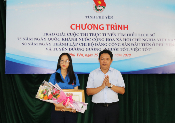 Bí thư Tỉnh Đoàn Phan Xuân Hạnh trao giải nhất cho em Nguyễn Triệu Hải Dương- học sinh Trường THPT Nguyễn Huệ.