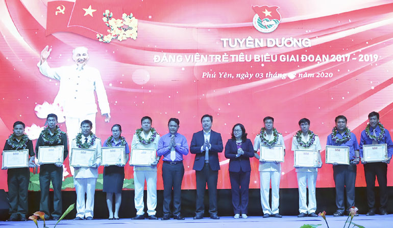 Tỉnh Đoàn tuyên dương đảng viên trẻ tiêu biểu giai đoạn 2017-2019.