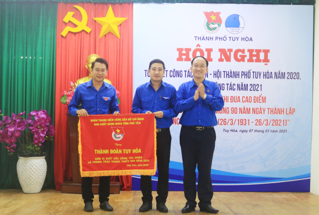 Đ/c Trần Minh Trí - Phó Bí thư Tỉnh Đoàn trao cờ thi đua dẫn đầu trong công tác Đoàn và phong trào thanh thiếu nhi tỉnh Phú Yên năm 2020 cho Thành Đoàn Tuy Hòa.