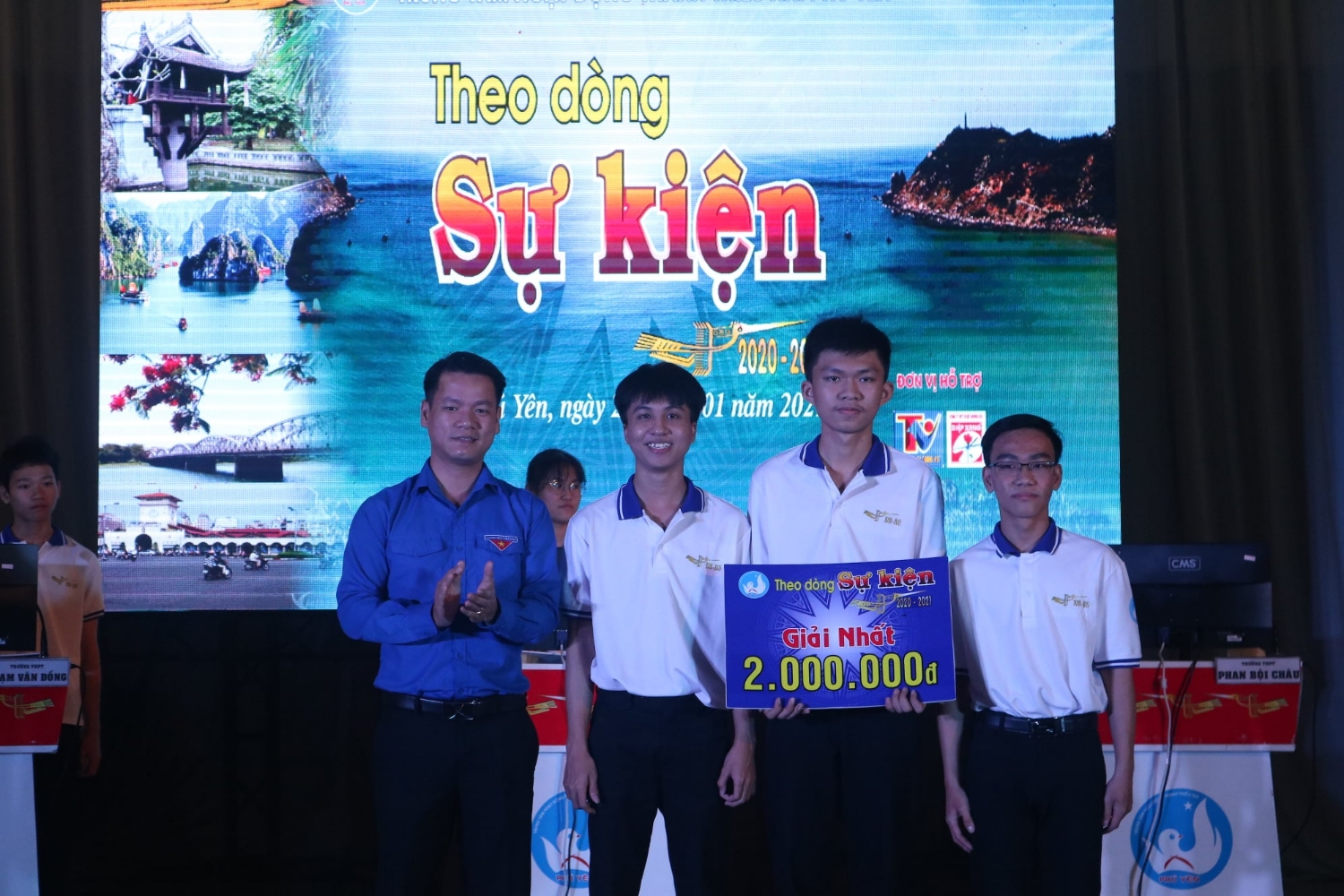 Ban Tổ chức trao giải nhất cho Trường THPT Phan Bội Châu (H. Sơn Hòa).