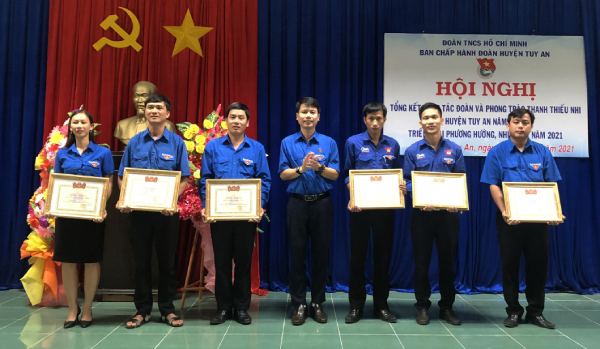 Đồng chí Lương Minh Tùng, Phó Bí thư Tỉnh Đoàn, Chủ tích Hội LHTN Việt Nam tỉnh trao bằng khen cho các tập thể xuất sắc.