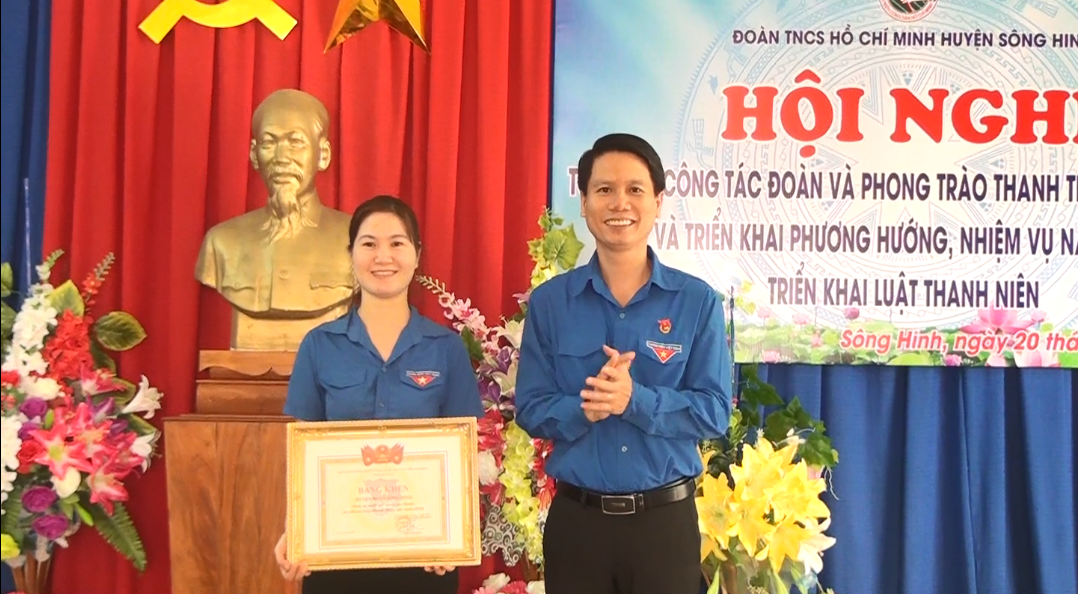 Đ/c Lương Minh Tùng-  Phó Bí thư Tỉnh Đoàn tặng bằng khen cho Huyện Đoàn Sông Hinh.