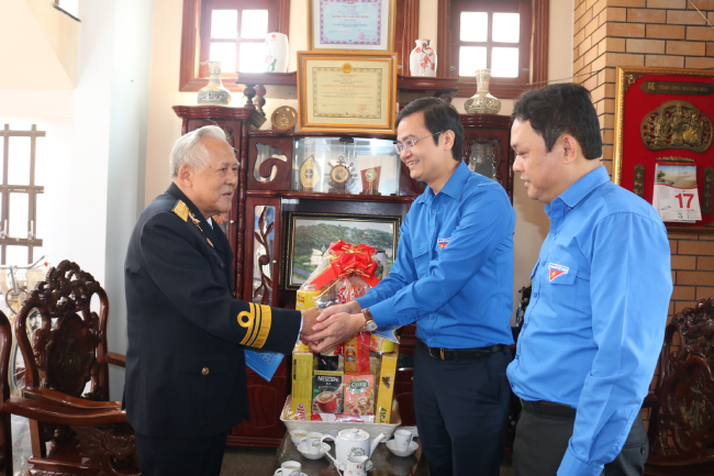 Đồng chí Bùi Quang Huy, Bí thư thường trực Ban chấp hành Trung ương Đoàn, Chủ tịch Hội Sinh viên Việt Nam thăm hỏi và tặng quà cho Anh hùng Lực lượng vũ trang nhân dân Hồ Đắc Thạnh.