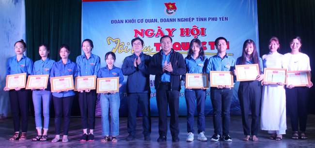 Đoàn Khối cơ quan, doanh nghiệp tỉnh tuyên dương các học sinh, sinh viên đạt danh hiệu“Học sinh 3 rèn luyện” và “Sinh viên 5 tốt”.