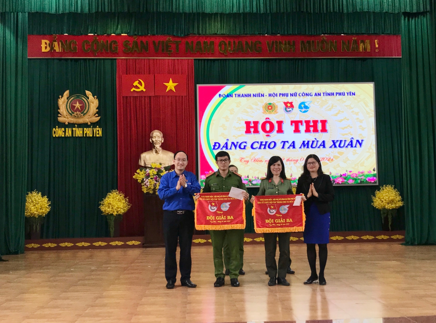 Đ/c Trần Minh Trí, Phó bí thư Tỉnh đoàn Phú Yên trao giải ba cho các đội thi.