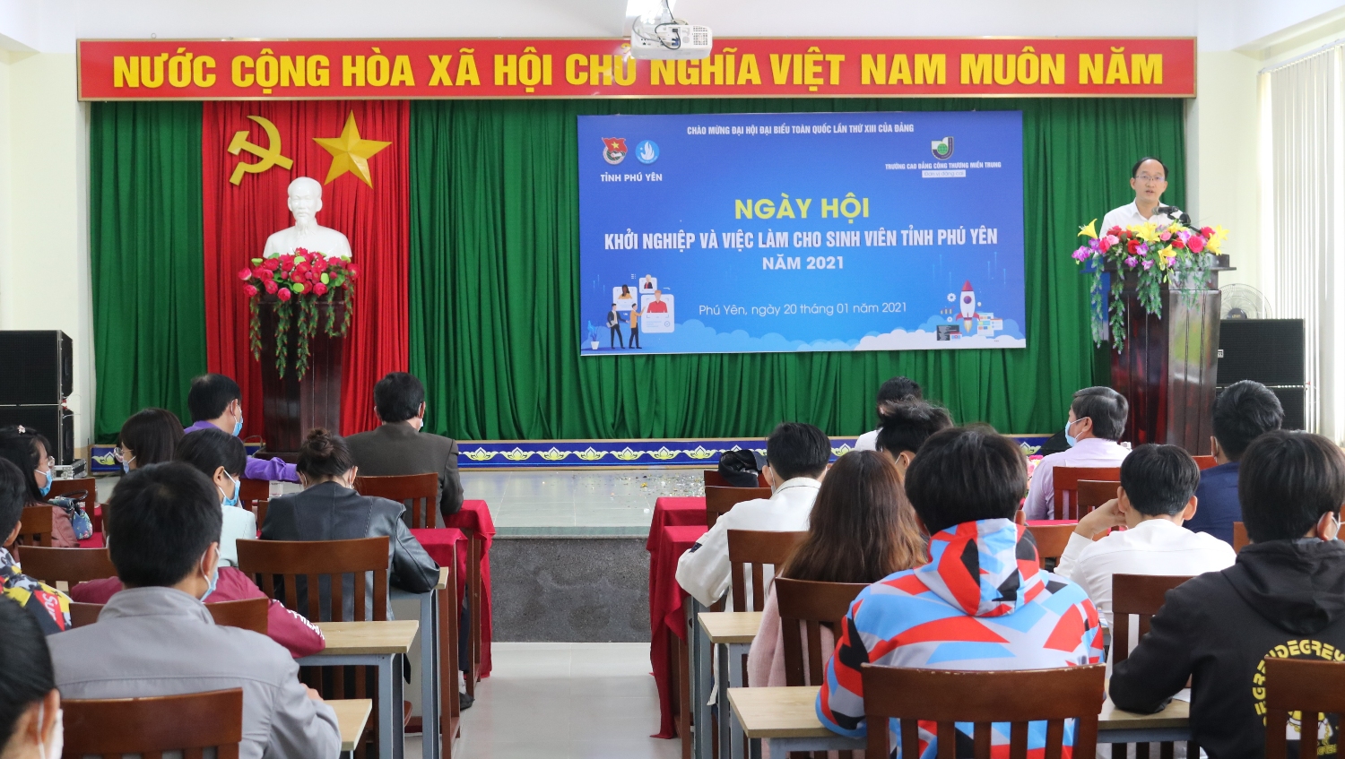 Anh Trần Minh Trí – Phó bí thư Tỉnh Đoàn, Chủ tịch Hội sinh viên Việt Nam tỉnh Phú Yên phát biểu tại ngày hội.