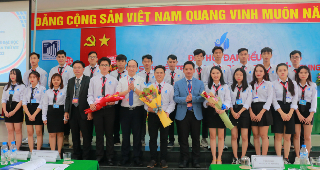 Thường trực Tỉnh Đoàn, Hội Sinh viên Việt Nam tỉnh và lãnh đạo Đảng ủy trường tặng hoa chúc mừng các đồng chí vào Ban chấp hành khóa XII.