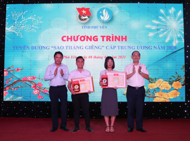 Tỉnh Đoàn, Hội Sinh viên Việt Nam tỉnh Phú Yên trao giải thưởng “Sao Tháng Giêng” cấp Trung ương cho 2 sinh viên.