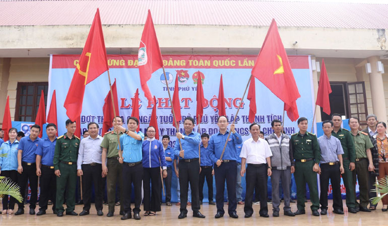 Thường trực Tỉnh đoàn cùng các huyện, thị, thành đoàn và đoàn trực thuộc phất cờ phát động đợt thi đua 90 ngày Tuổi trẻ Phú Yên chào mừng 90 năm Ngày thành lập Đoàn.