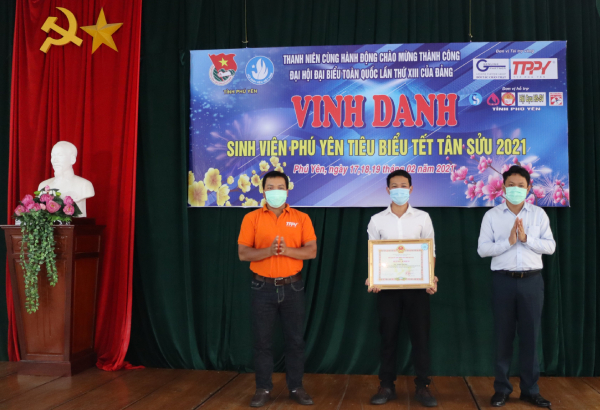 Bí thư Tỉnh Đoàn Phan Xuân Hạnh trao Bằng khen cho sinh viên Phú Yên có thành tích xuất sắc, tiêu biểu năm học 2019-2020.