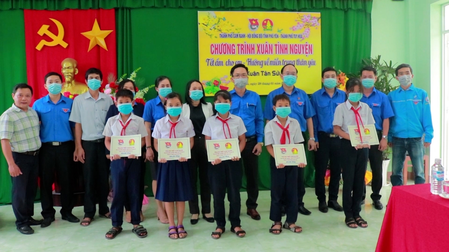 Đoàn trao học bổng cho các em thiếu nhi, học sinh có hoàn cảnh khó khăn tại xã An Phú (TP. Tuy Hòa).